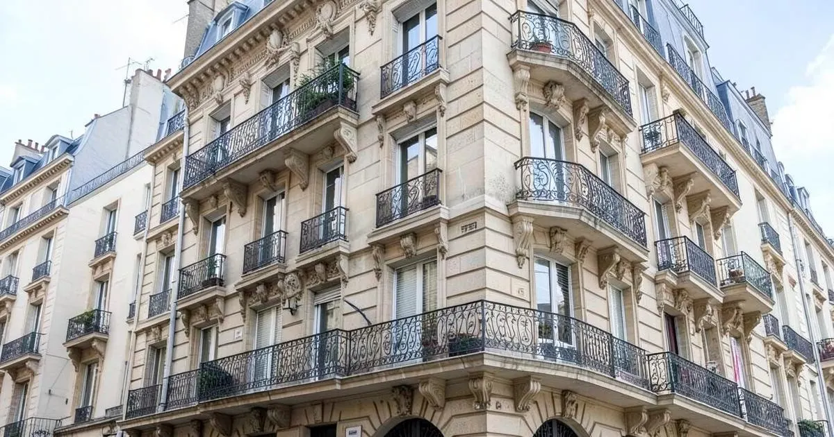 Façades d’immeubles anciens du centre-ville à Loudun